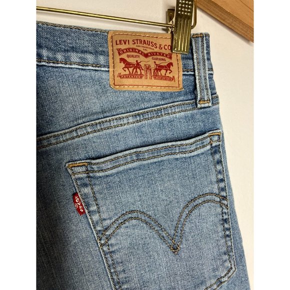 Levis Wedgie Skinny Sz 26 Light Wash Distressed Frayed Hem Button Fly Crop - Picture 9 of 10